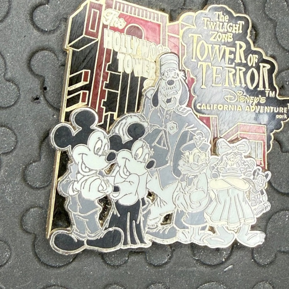 Disney parks California adventure 2008 Hollywood tower of terror trading pin - Picture 2 of 4